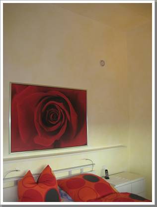 0074_h006  schlafzimmer mit rosenbild.jpg